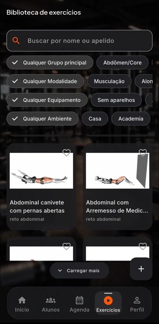 Tela Biblioteca de exercícios do UzyFit, com busca por nome, filtros de grupo muscular, modalidade, equipamento e ambiente, e lista de exercícios com imagens